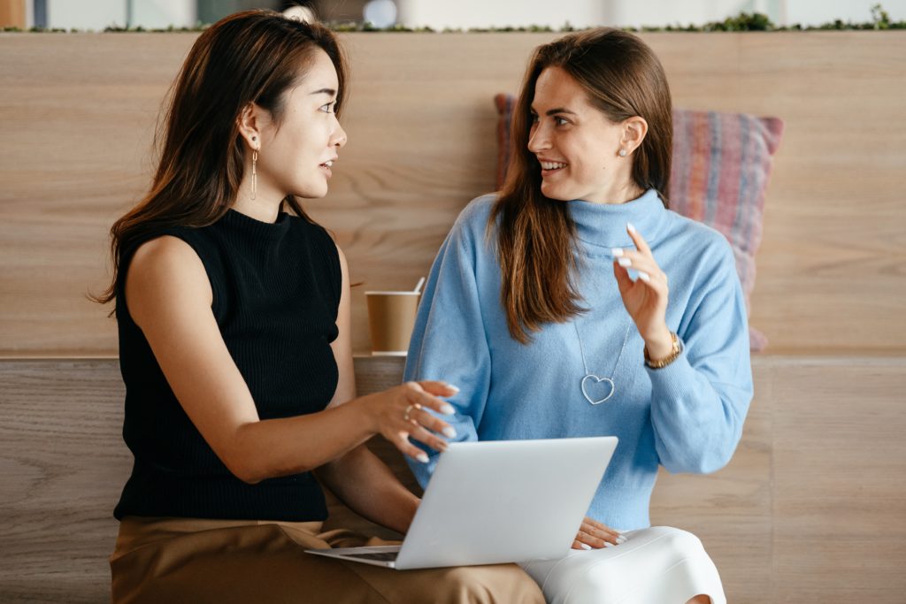 alumnas mirando donde estudiar contabilidad y finanzas en Madrid