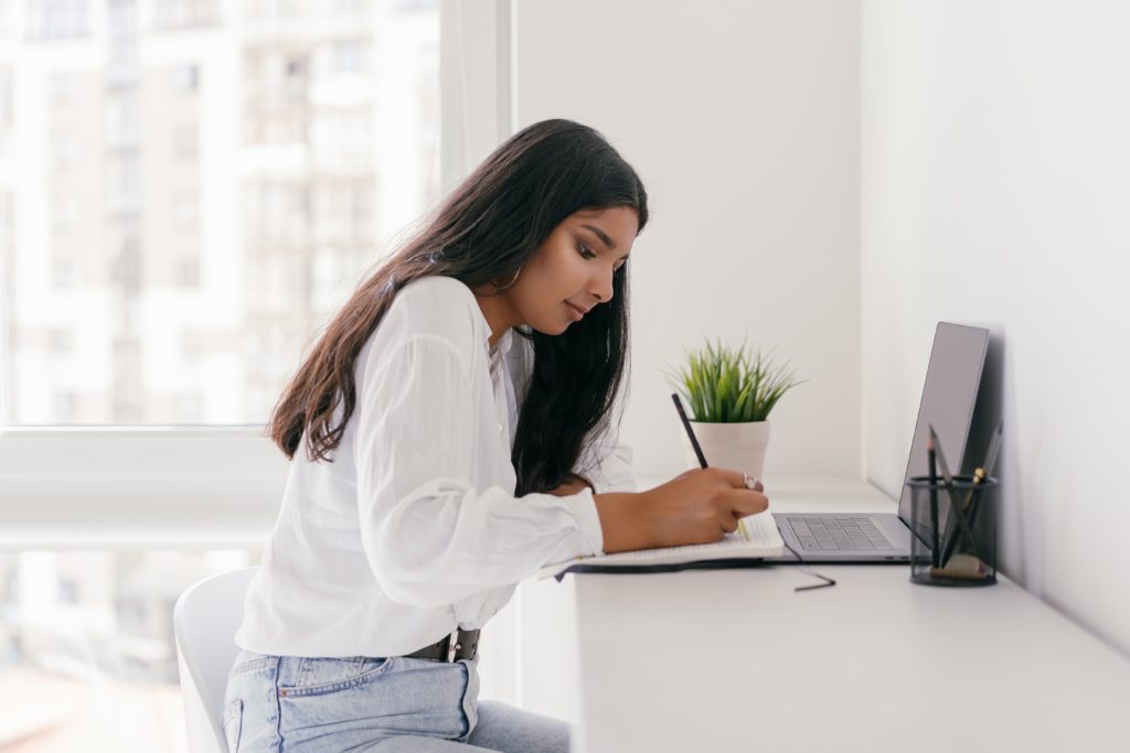 mujer mirando donde estudiar ade en Florencia